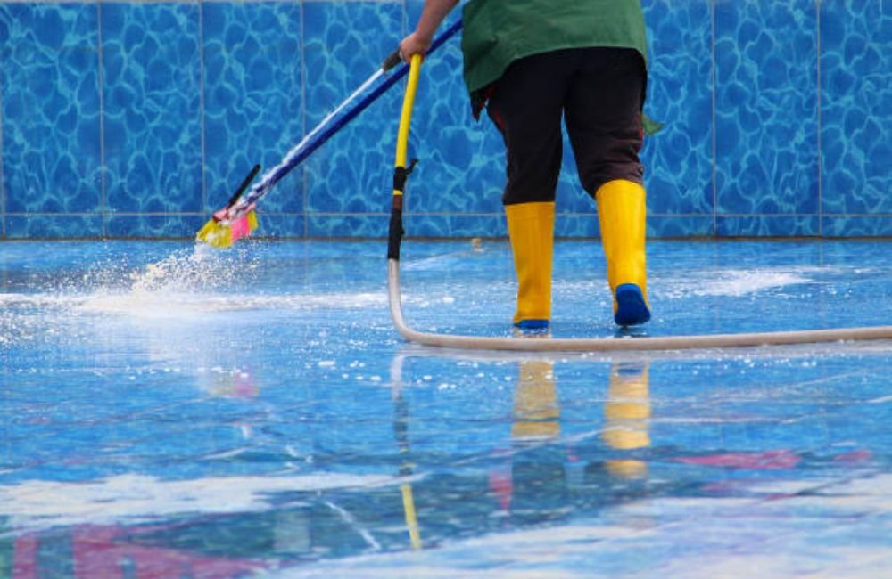 Pool Tile Calcium Removal & Tile Cleaning